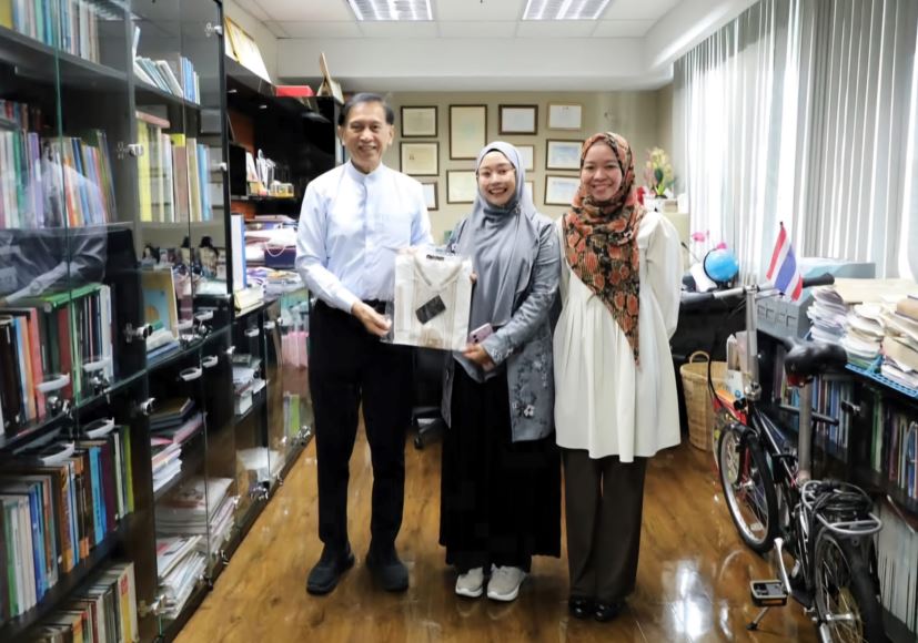 Foto_Penulis_tengah_dengan_Dr_Winai_Dahlan_dan_advisor_II_Dr_Najwa-20241224101049